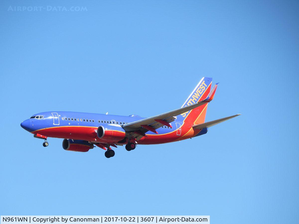 N961WN, 2011 Boeing 737-7H4 C/N 36962, Landing