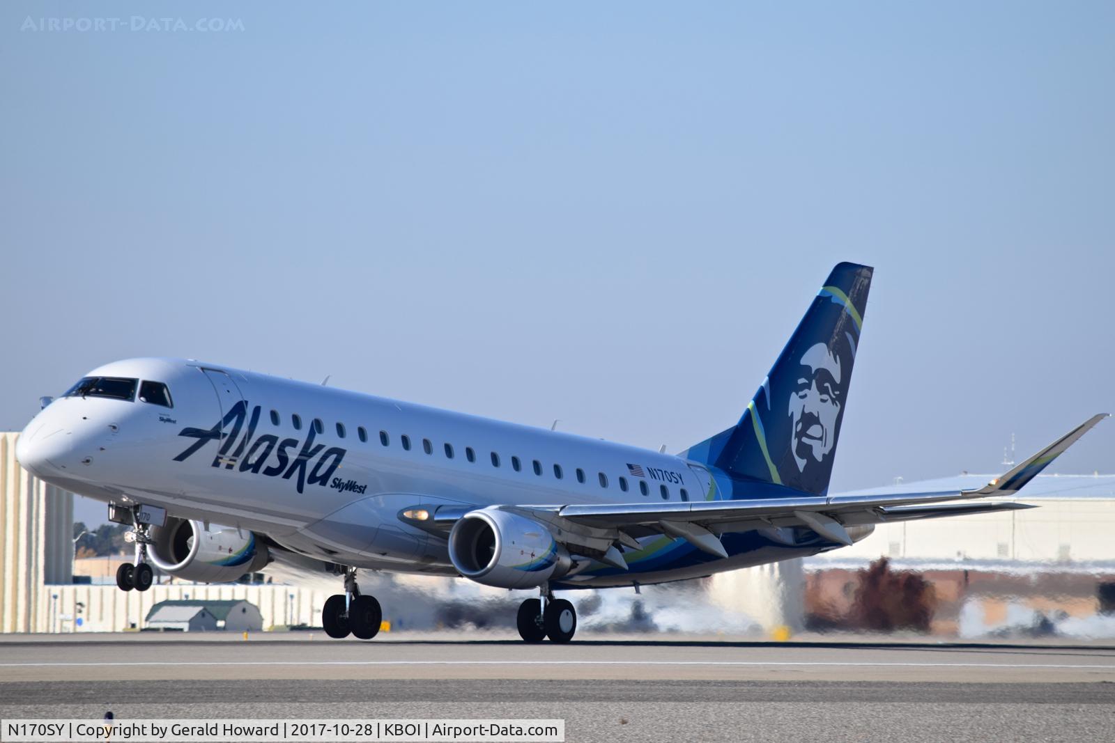 N170SY, 2015 Embraer 175LR (ERJ-170-200LR) C/N 17000483, Take off roll on RWY 10L.