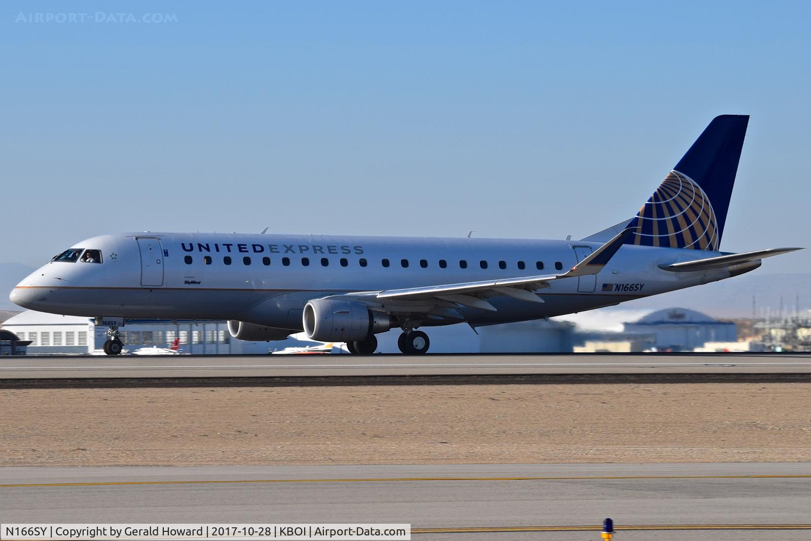 N166SY, 2016 Embraer 175LR (ERJ-170-200LR) C/N 17000615, Take off roll on RWY 10L.
