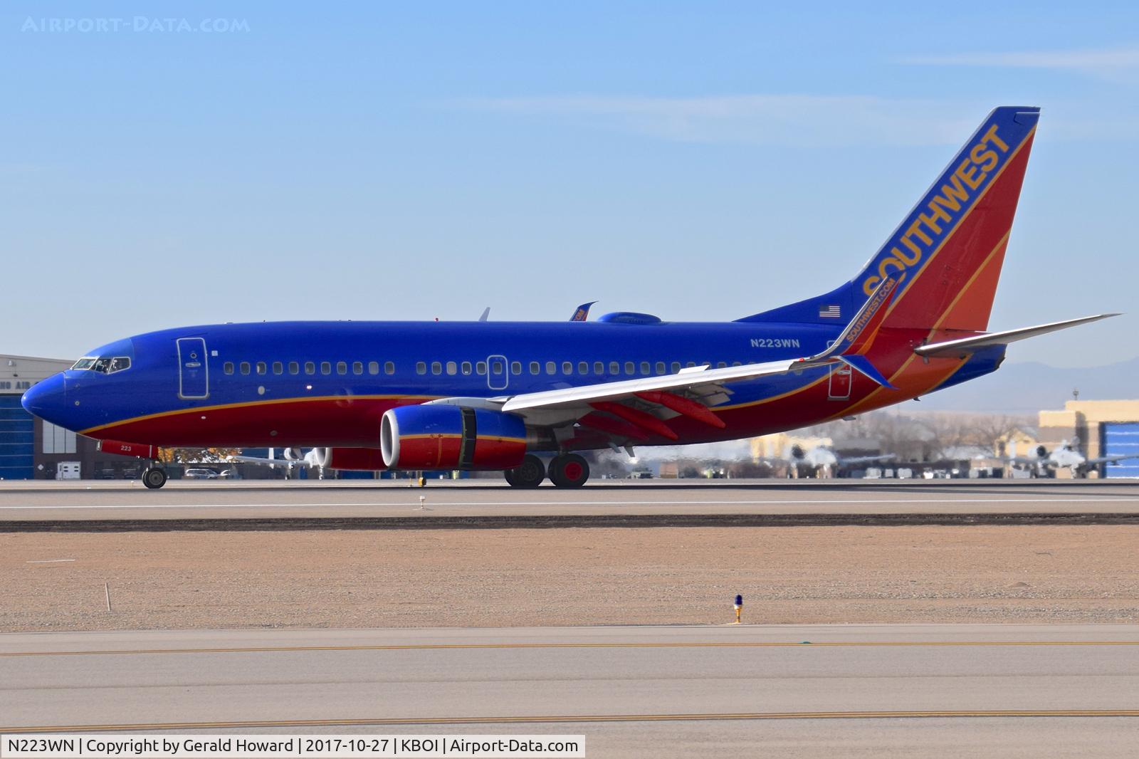 N223WN, 2005 Boeing 737-7H4 C/N 32492, Landing roll out on RWY 10L.