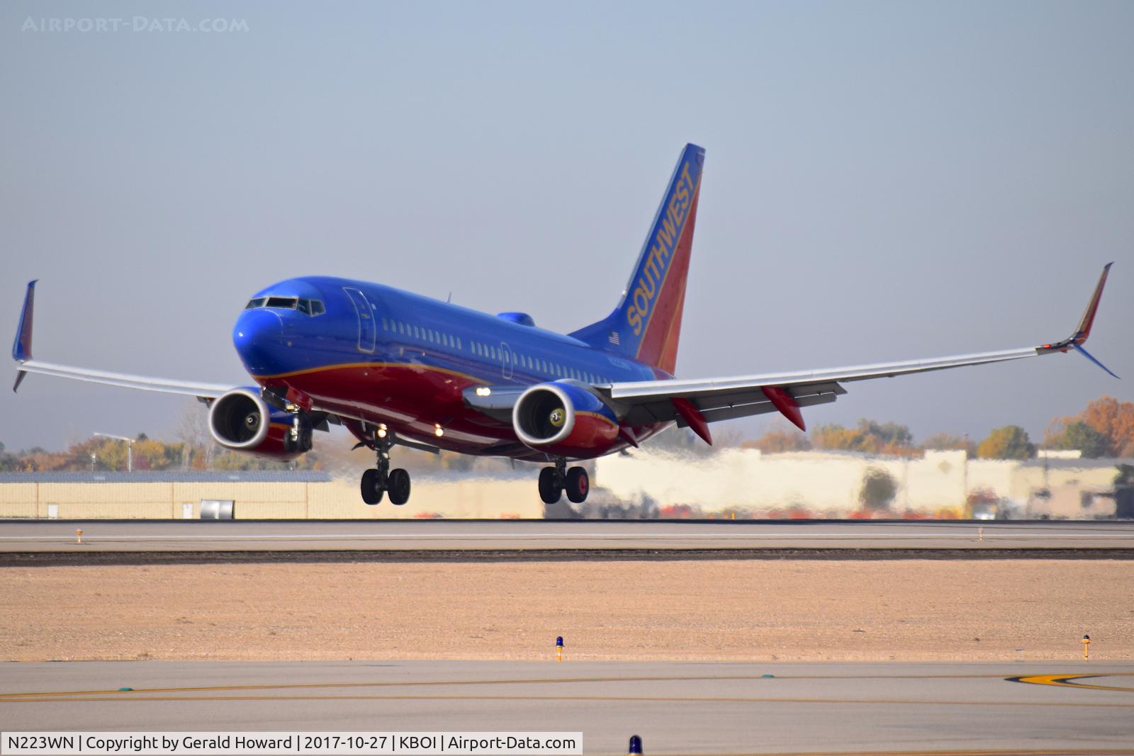 N223WN, 2005 Boeing 737-7H4 C/N 32492, Landing RWY 10L.