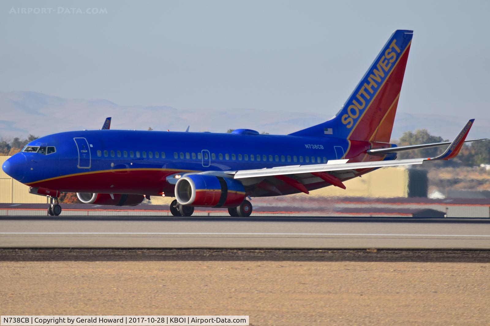 N738CB, 1999 Boeing 737-7H4 C/N 27870, Landing RWY 10L.