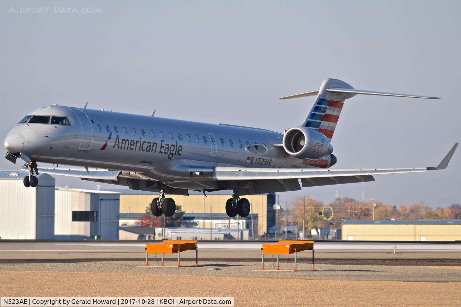 N523AE, 2004 Bombardier CRJ-701 (CL-600-2C10) Regional Jet C/N 10152, Landing RWY 10L.