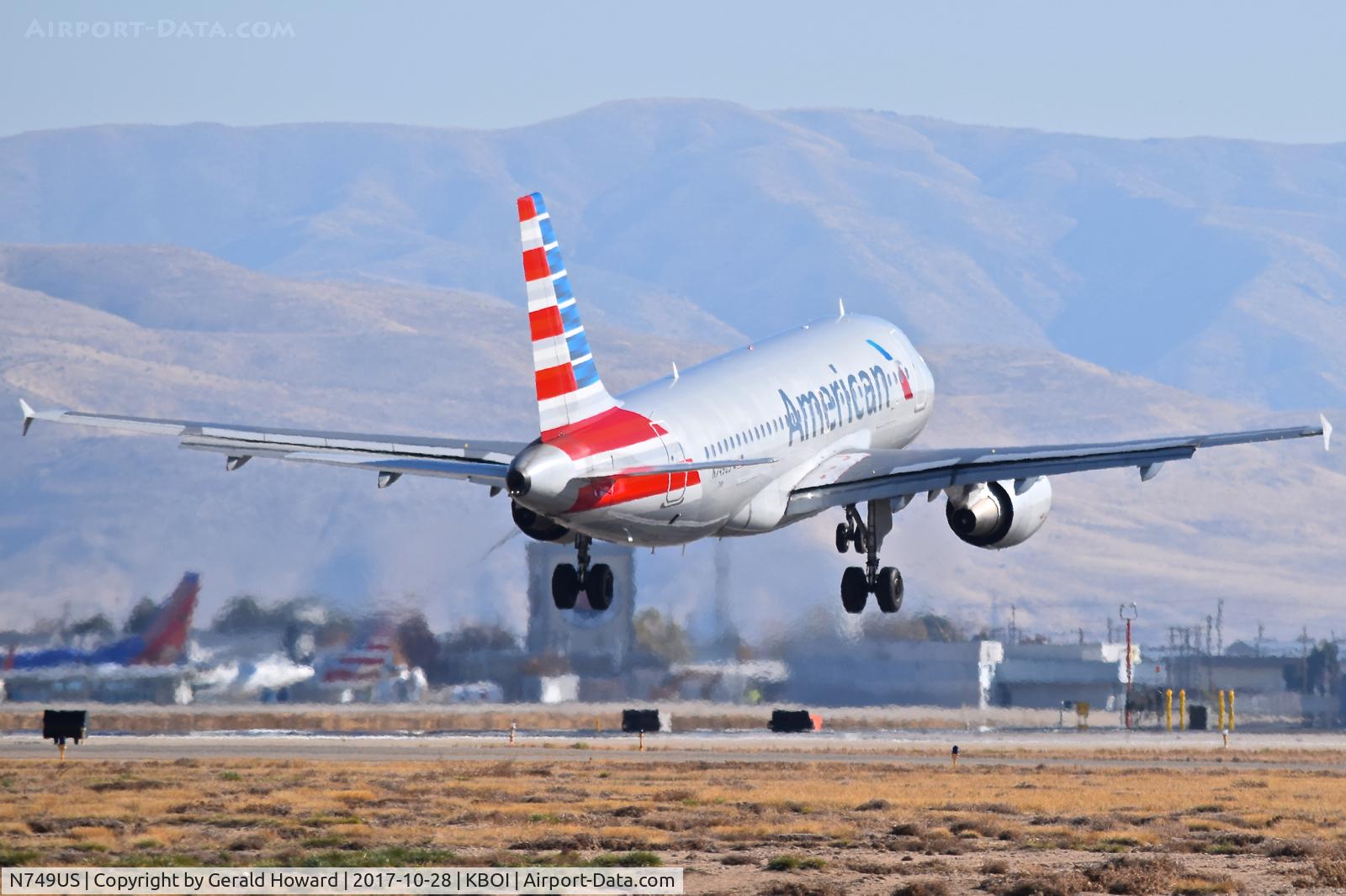 N749US, 2000 Airbus A319-112 C/N 1313, Landing RWY 10L.