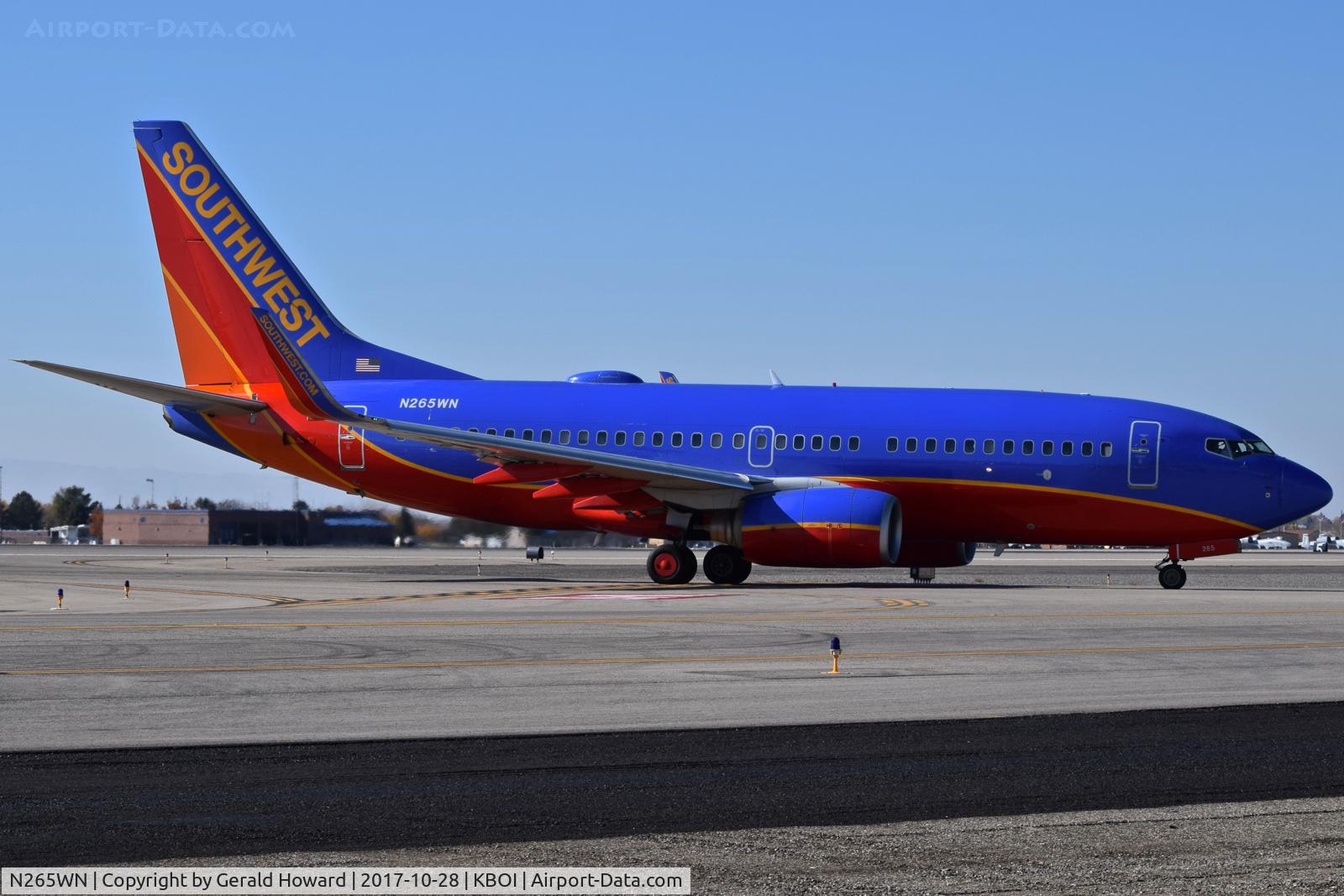 N265WN, 2007 Boeing 737-7H4 C/N 32522, Taxiing onto Alpha for the gate.