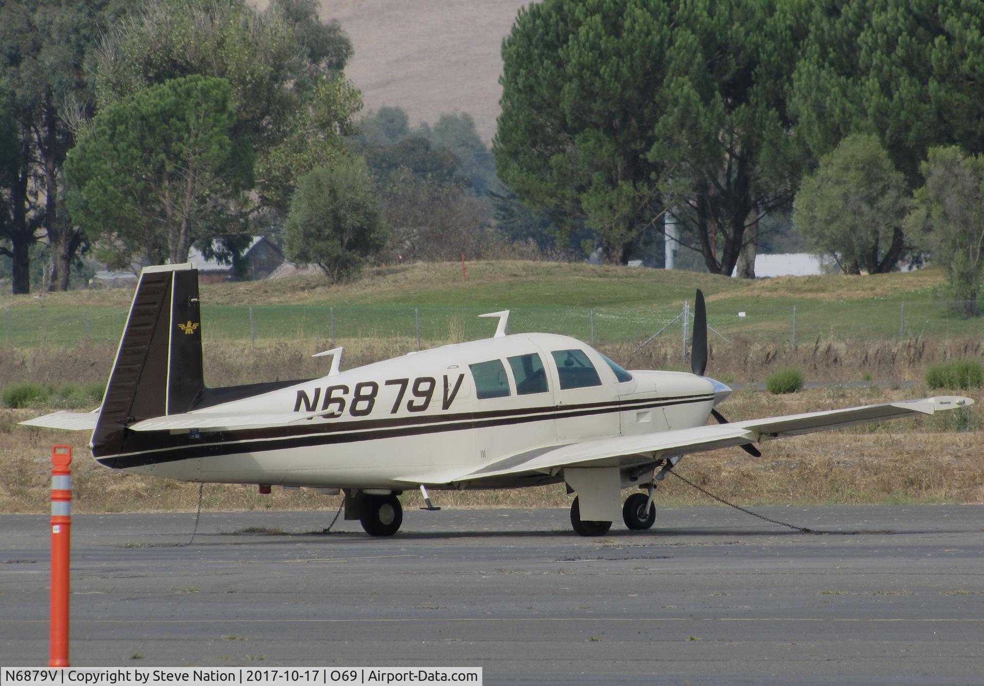 N6879V, 1975 Mooney M20F Executive C/N 22-1272, Novato, CA-based 1975 Mooney M20F @ its temporary Petaluma, CA home base while Novato's runway is resurfaced