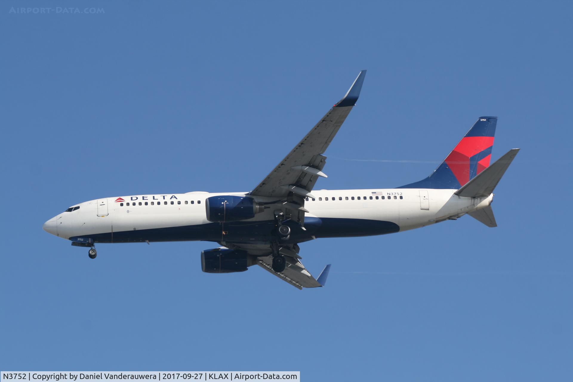 N3752, 2001 Boeing 737-832 C/N 30492, On approach to RWY