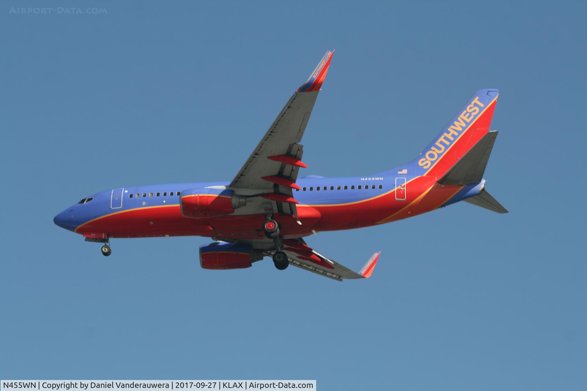 N455WN, 2004 Boeing 737-7H4 C/N 32462, On approach to RWY