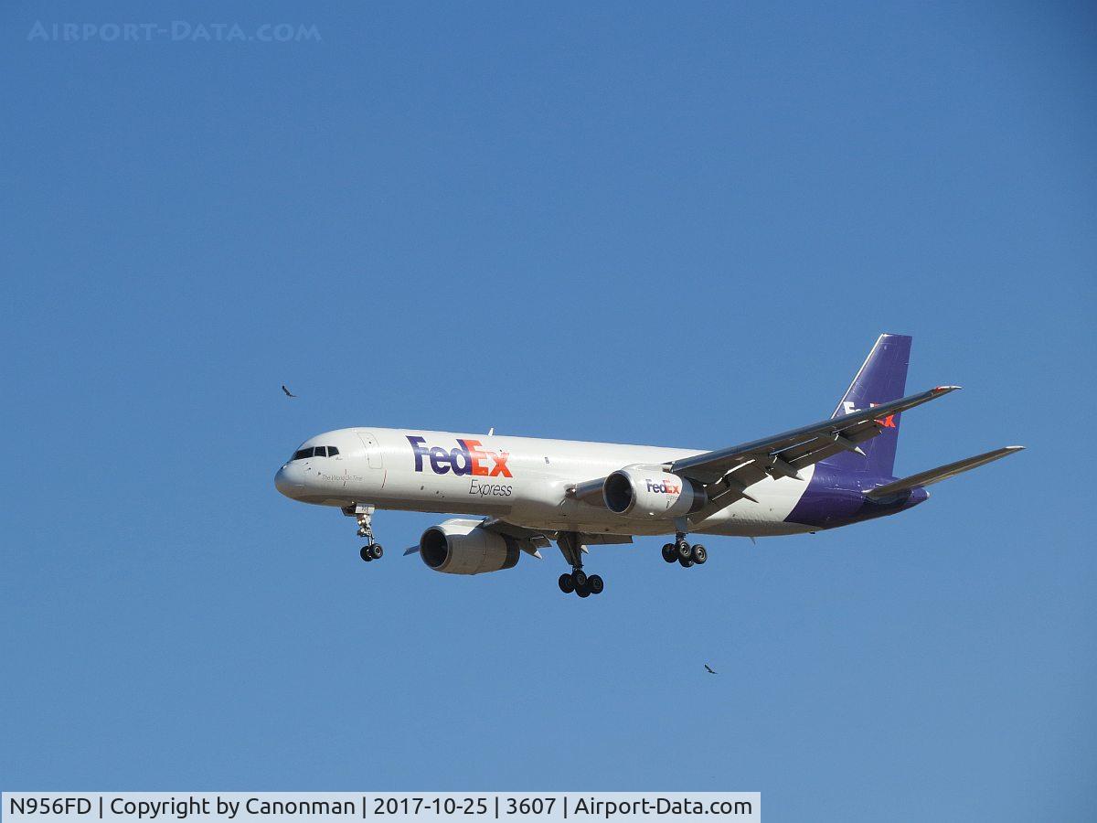 N956FD, 1998 Boeing 757-236 C/N 29115, Landing