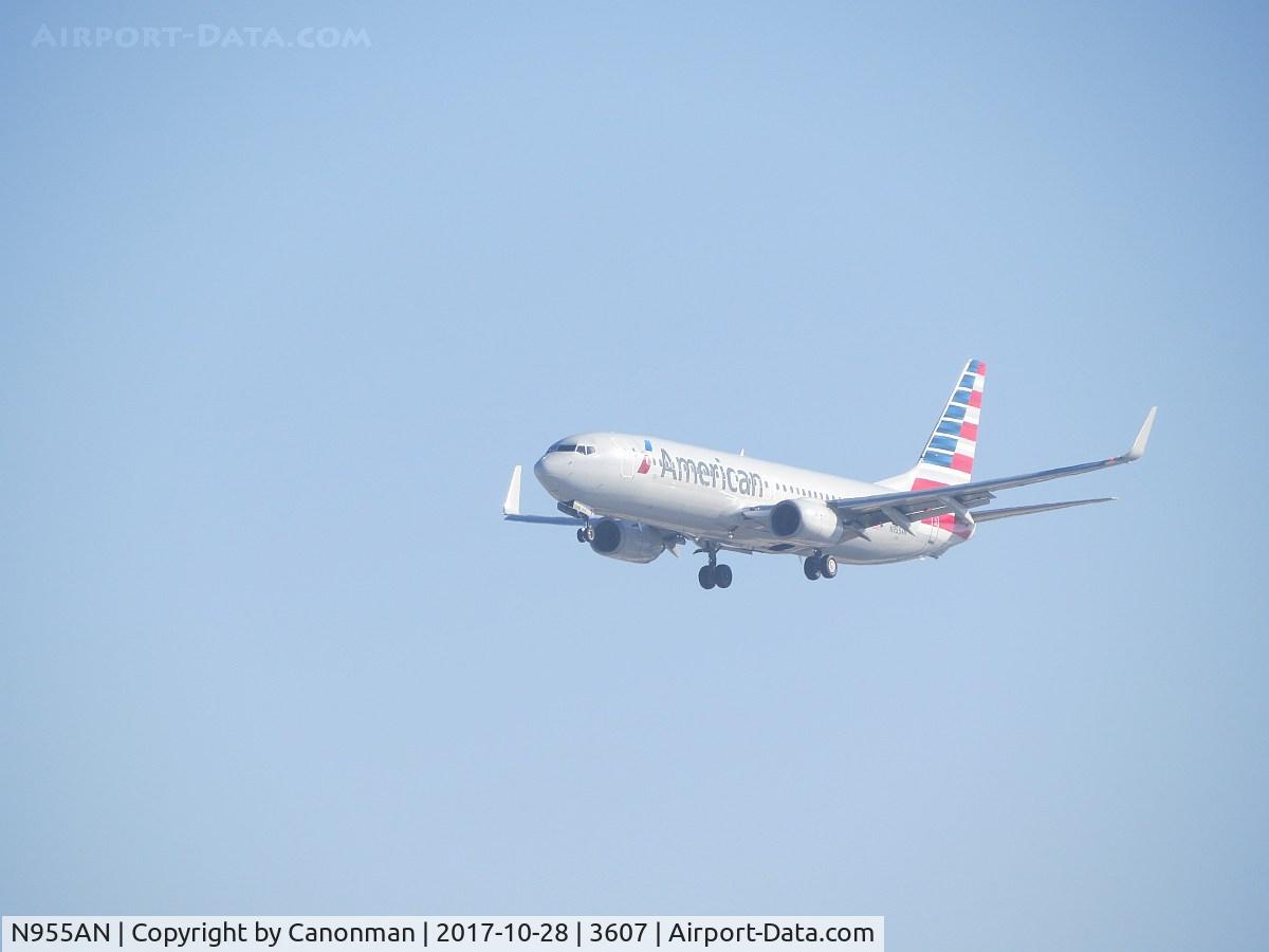 N955AN, 2001 Boeing 737-823 C/N 29540, Landing