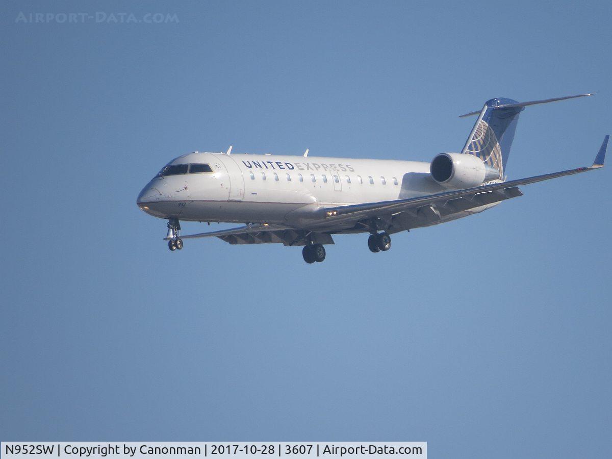 N952SW, 2003 Bombardier CRJ-200LR (CL-600-2B19) C/N 7805, Landing