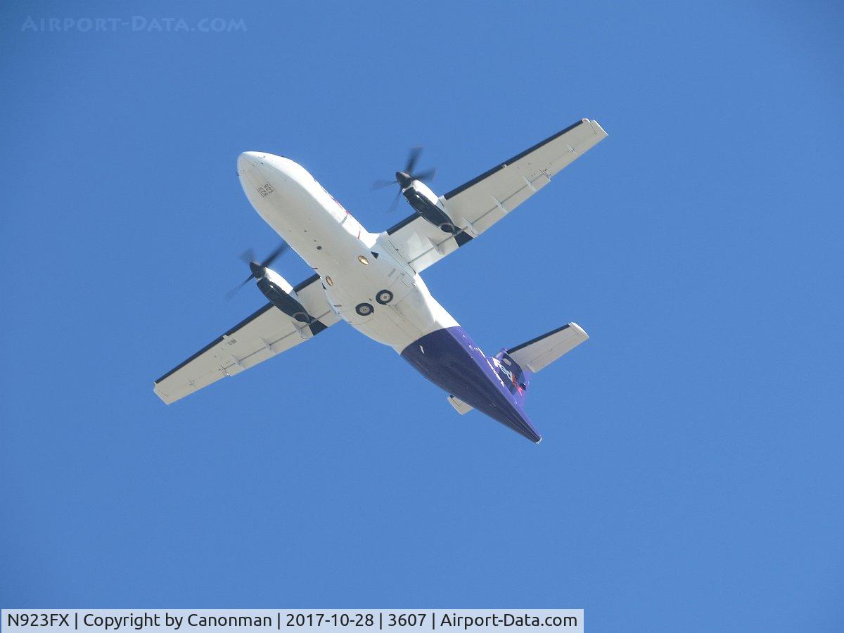 N923FX, 1989 ATR 42-300 C/N 135, Taking off
