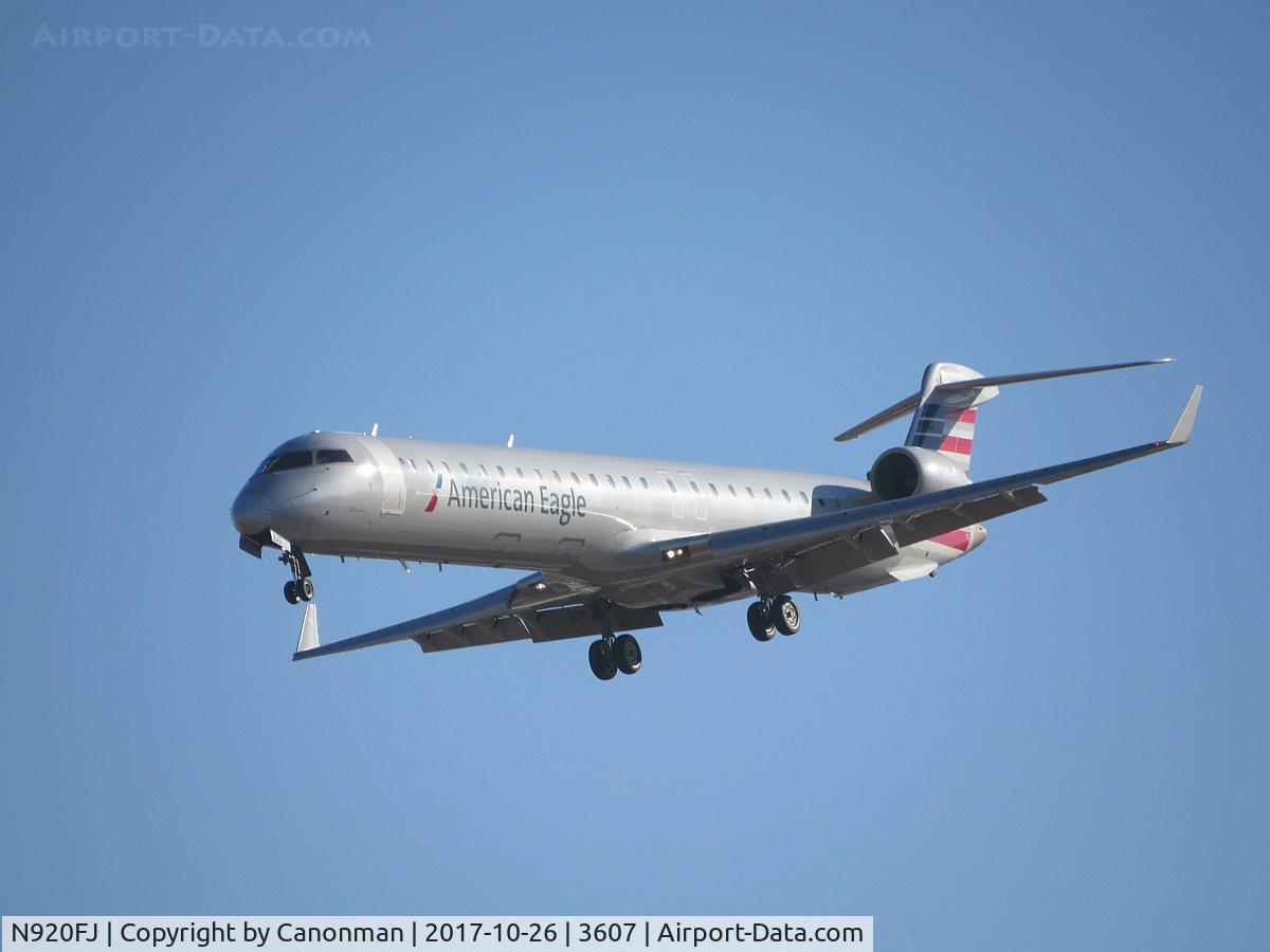 N920FJ, 2004 Bombardier CRJ-900ER (CL-600-2D24) C/N 15020, Landing