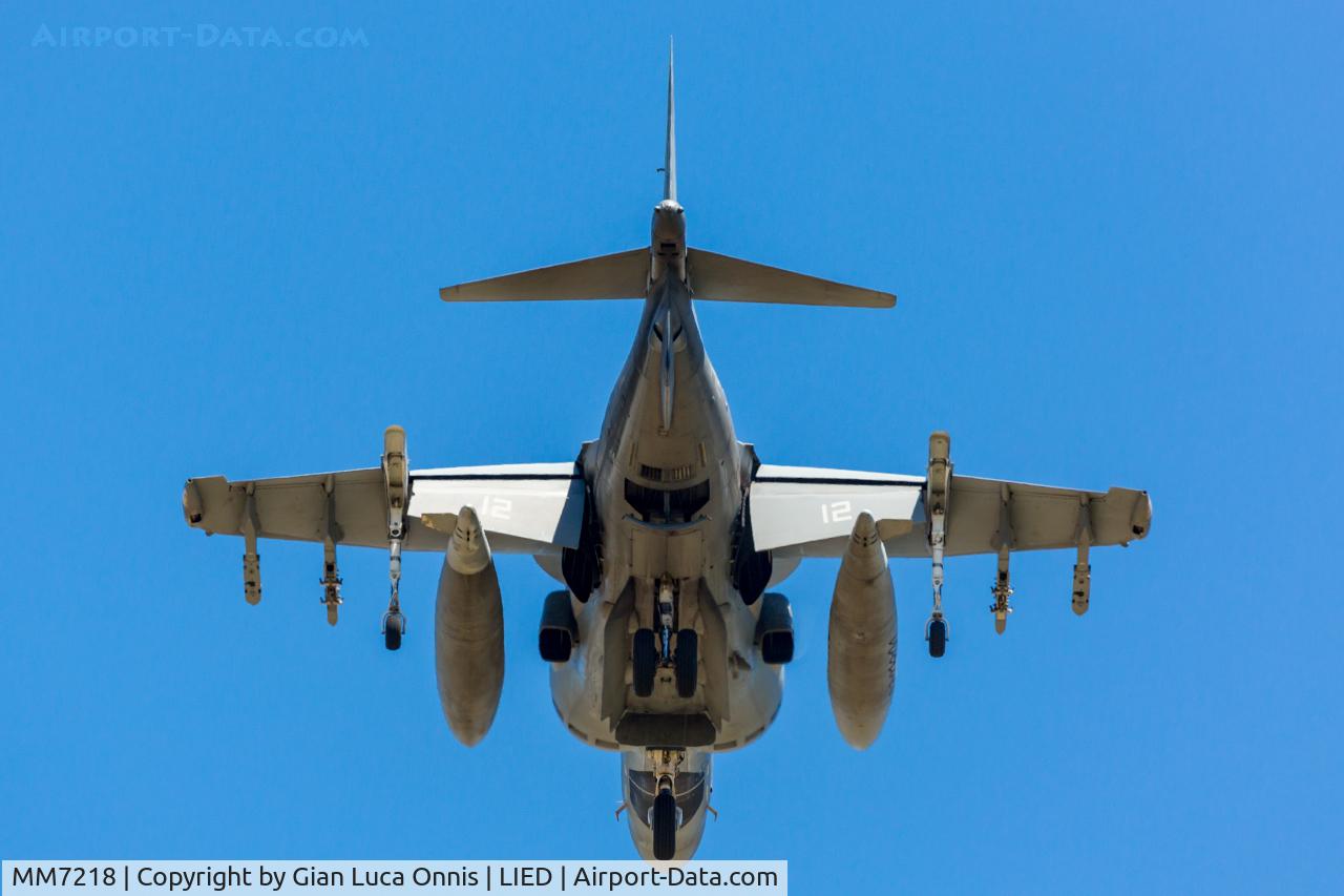 MM7218, McDonnell Douglas AV-8B+ Harrier II C/N 270/IT007, landing