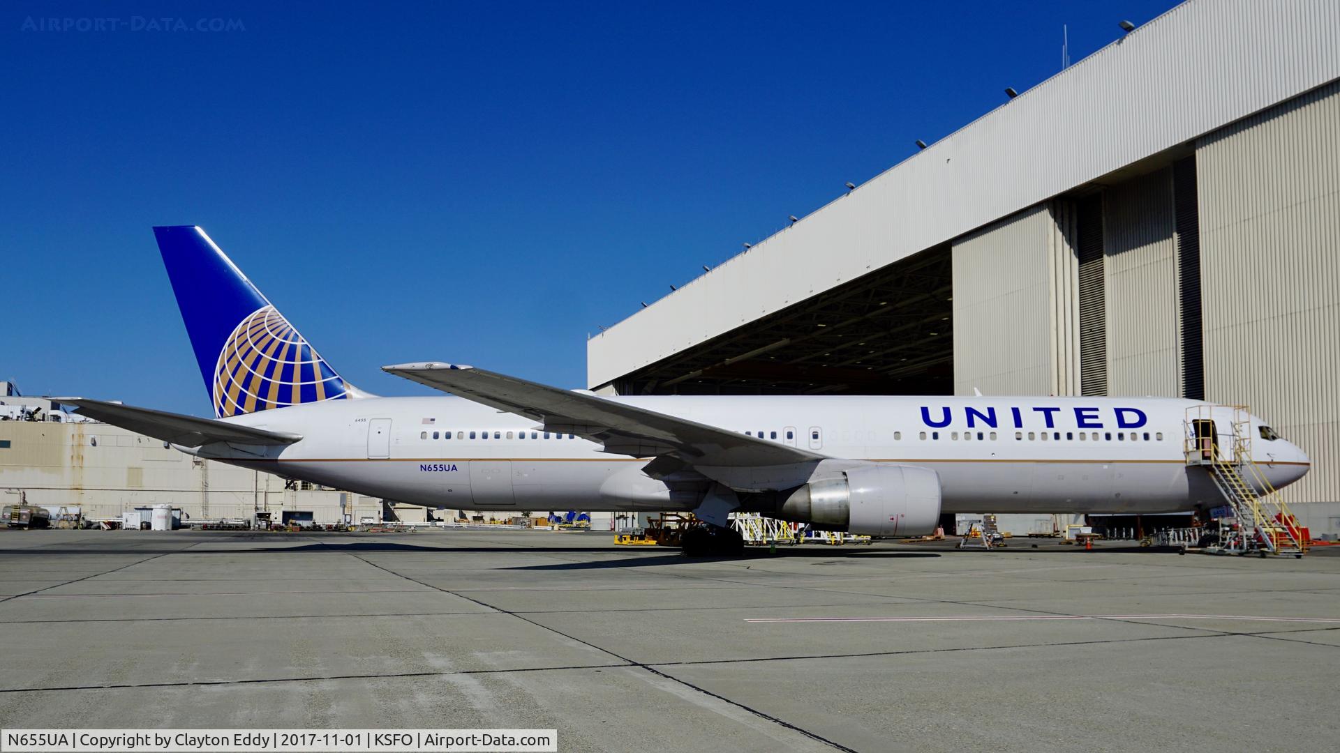 N655UA, 1992 Boeing 767-322/ER C/N 25393, SFO 2017.