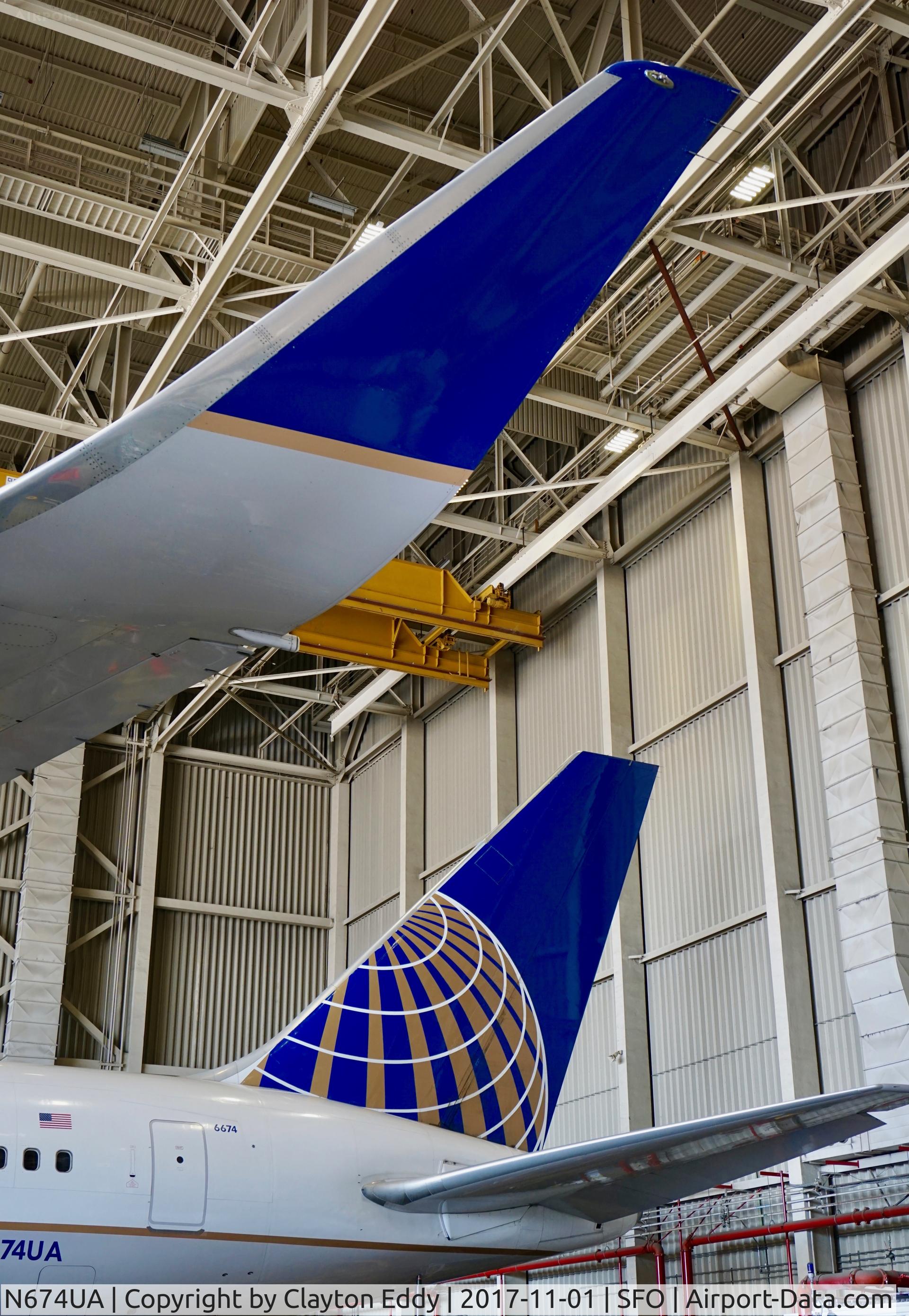 N674UA, 2000 Boeing 767-322 C/N 29242, SFO 2017.