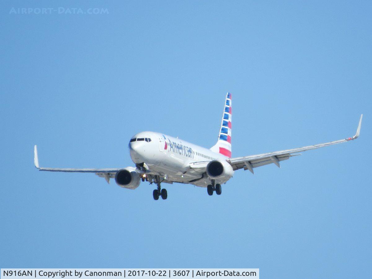 N916AN, 1999 Boeing 737-823 C/N 29517, Landing