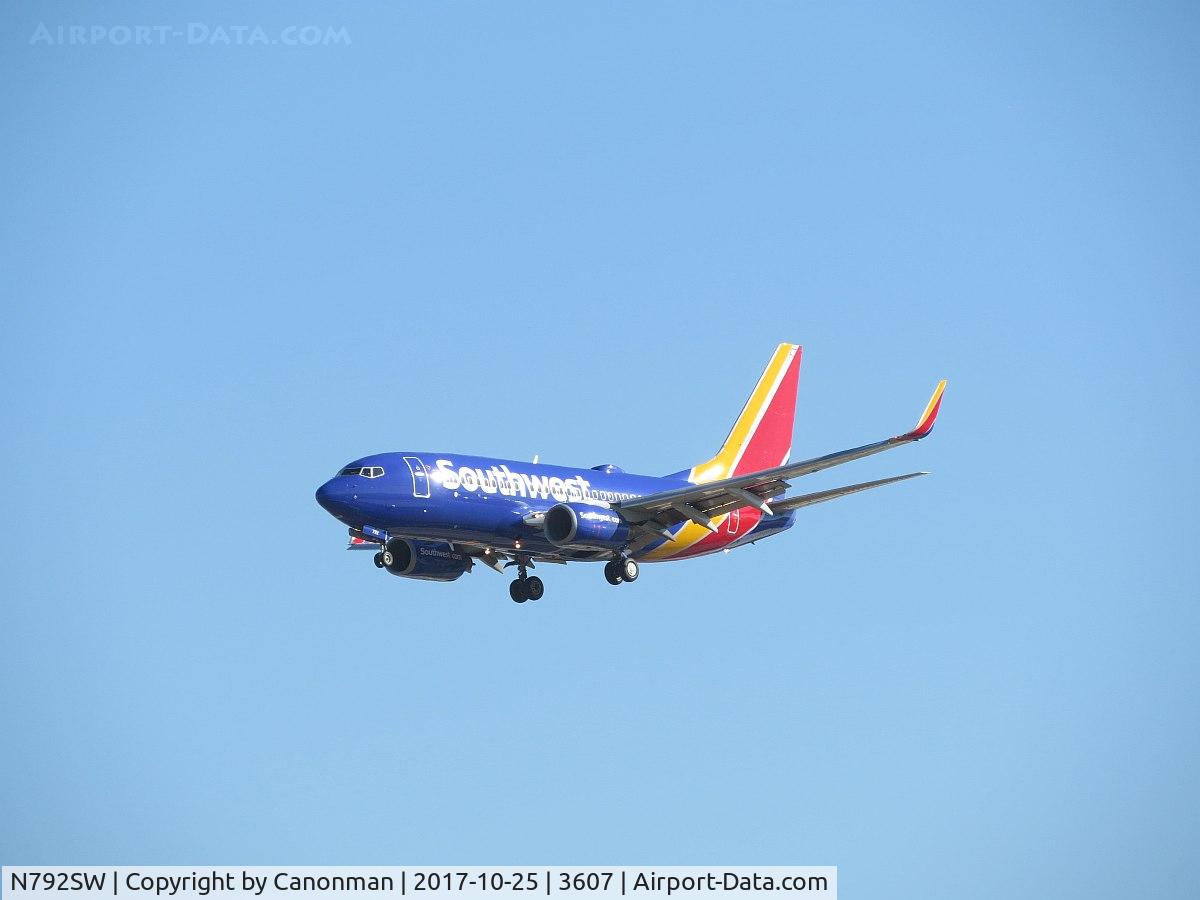 N792SW, 2000 Boeing 737-7H4 C/N 27887, Landing