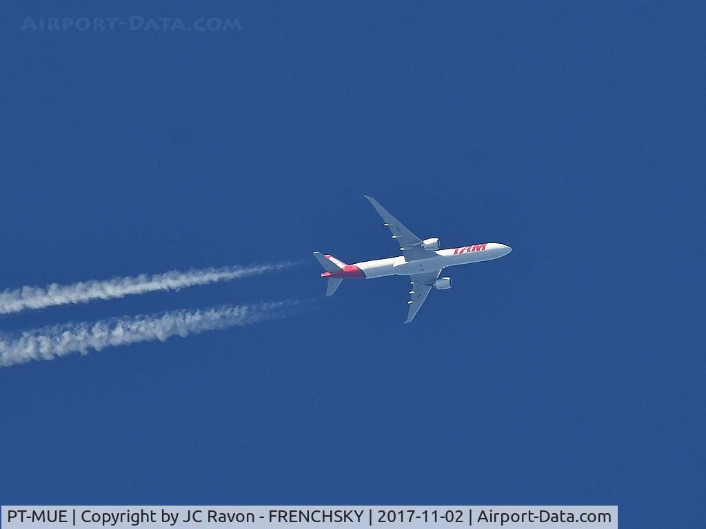 PT-MUE, 2012 Boeing 777-32W/ER C/N 38886, overflying Bordeaux city, TAM Linhas Aereas JJ8070 Sao Paulo (GRU) to Frankfurt (FRA)
