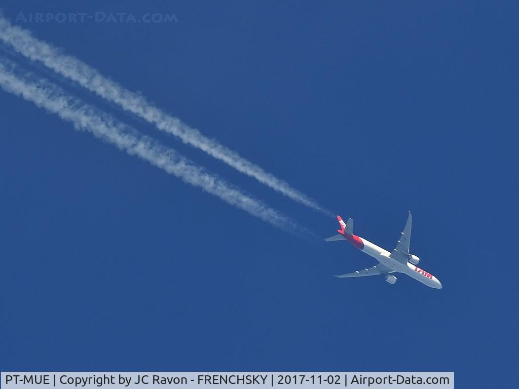 PT-MUE, 2012 Boeing 777-32W/ER C/N 38886, overflying Bordeaux city, TAM Linhas Aereas JJ8070 Sao Paulo (GRU) to Frankfurt (FRA)