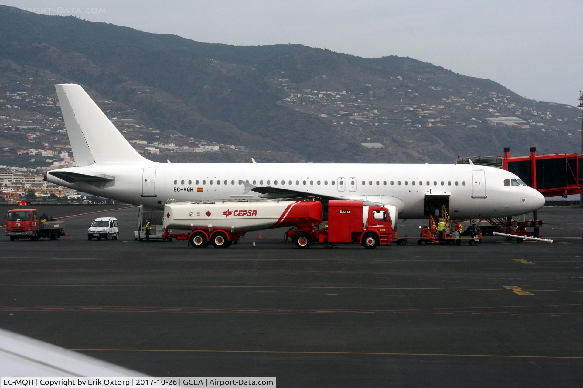 EC-MQH, 2000 Airbus A320-214 C/N 1296, EC-MQH being prepared for a returnflight to BLL for Primera