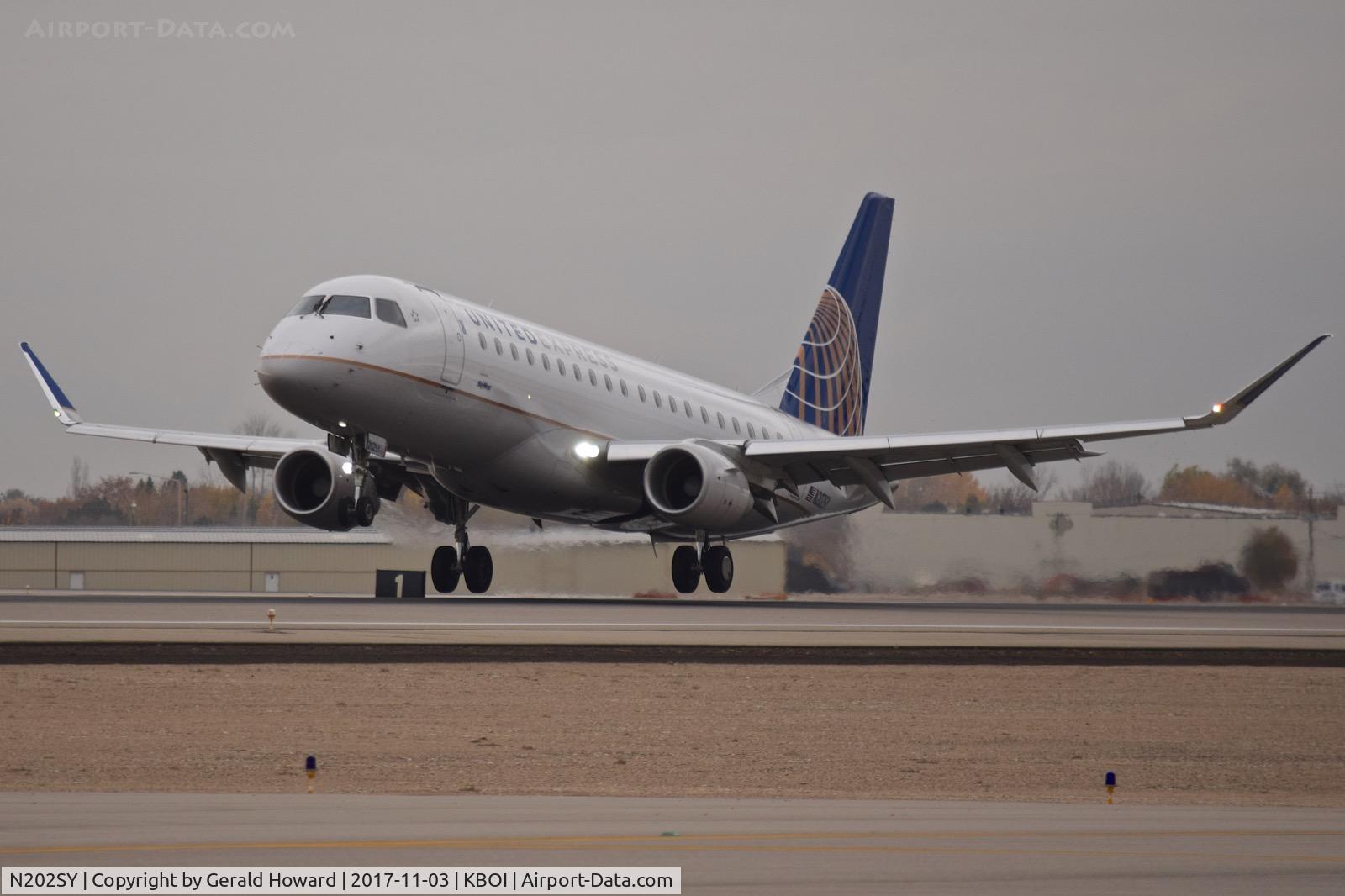 N202SY, 2016 Embraer 175LR (ERJ-170-200LR) C/N 17000624, Landing RWY 10L.