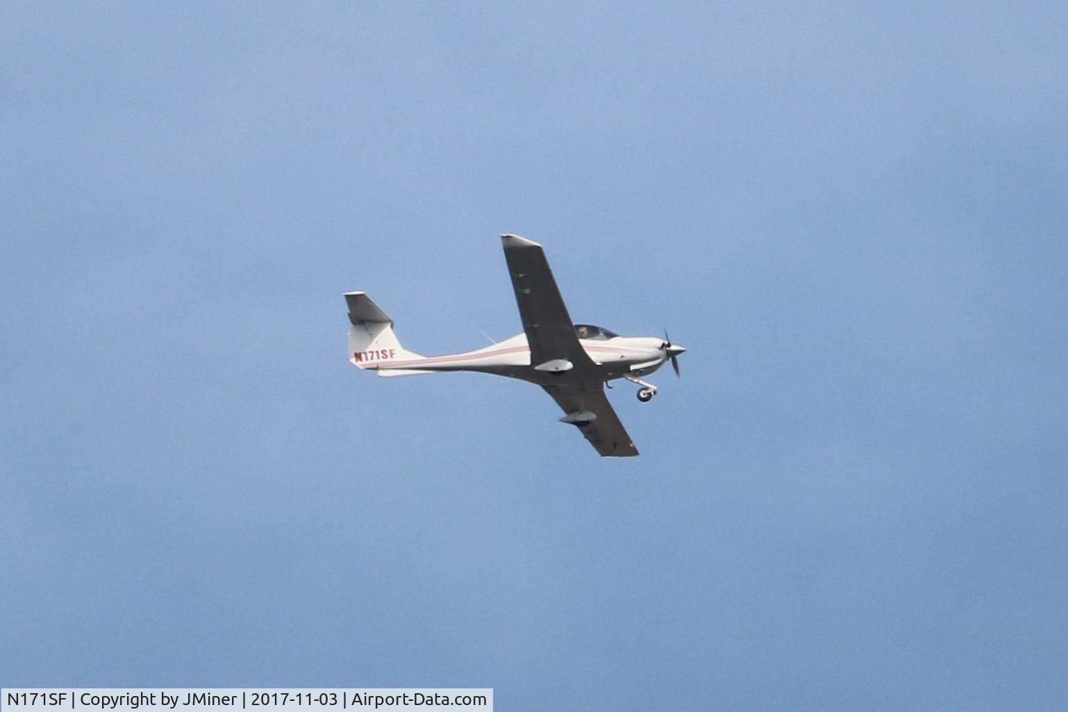 N171SF, 2005 Diamond DA-40 Diamond Star C/N 40.494, Flying over Elgin IL.