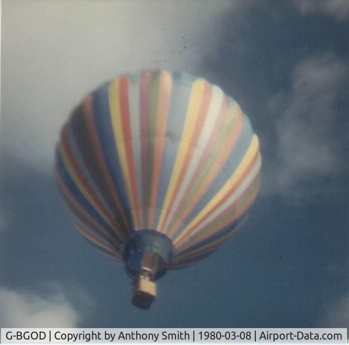 G-BGOD, 1979 Colt Balloons Colt 77A C/N 040, Just lifting off from Strathallan Airfield,Scotland.I made a parachute jump from this balloon,at Strathallan,on 8 March 1980.