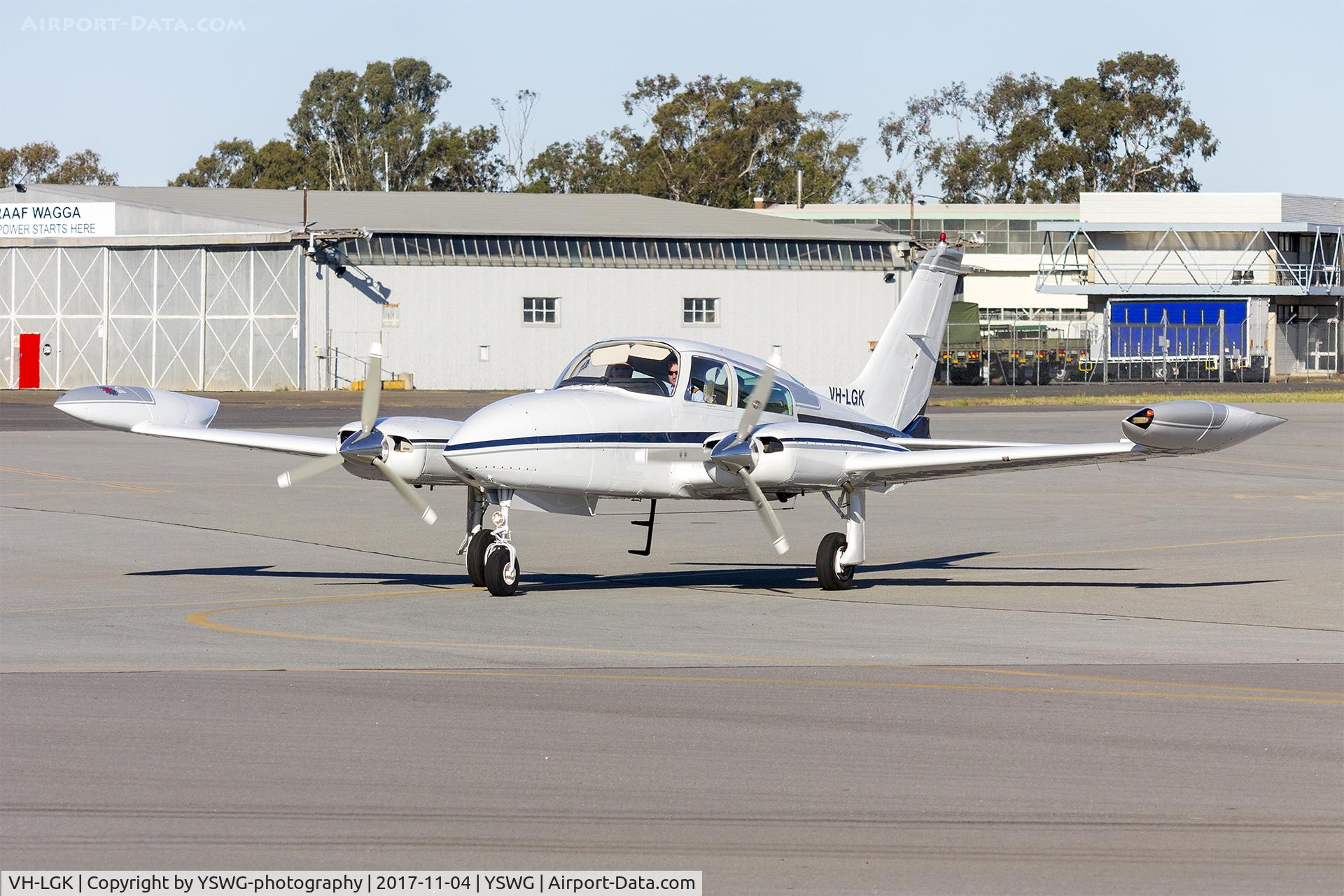 VH-LGK, Cessna 310R C/N 310R0890, Wagga Air Centre (VH-LGK) Cessna 310R taxiing at Wagga Wagga Airport