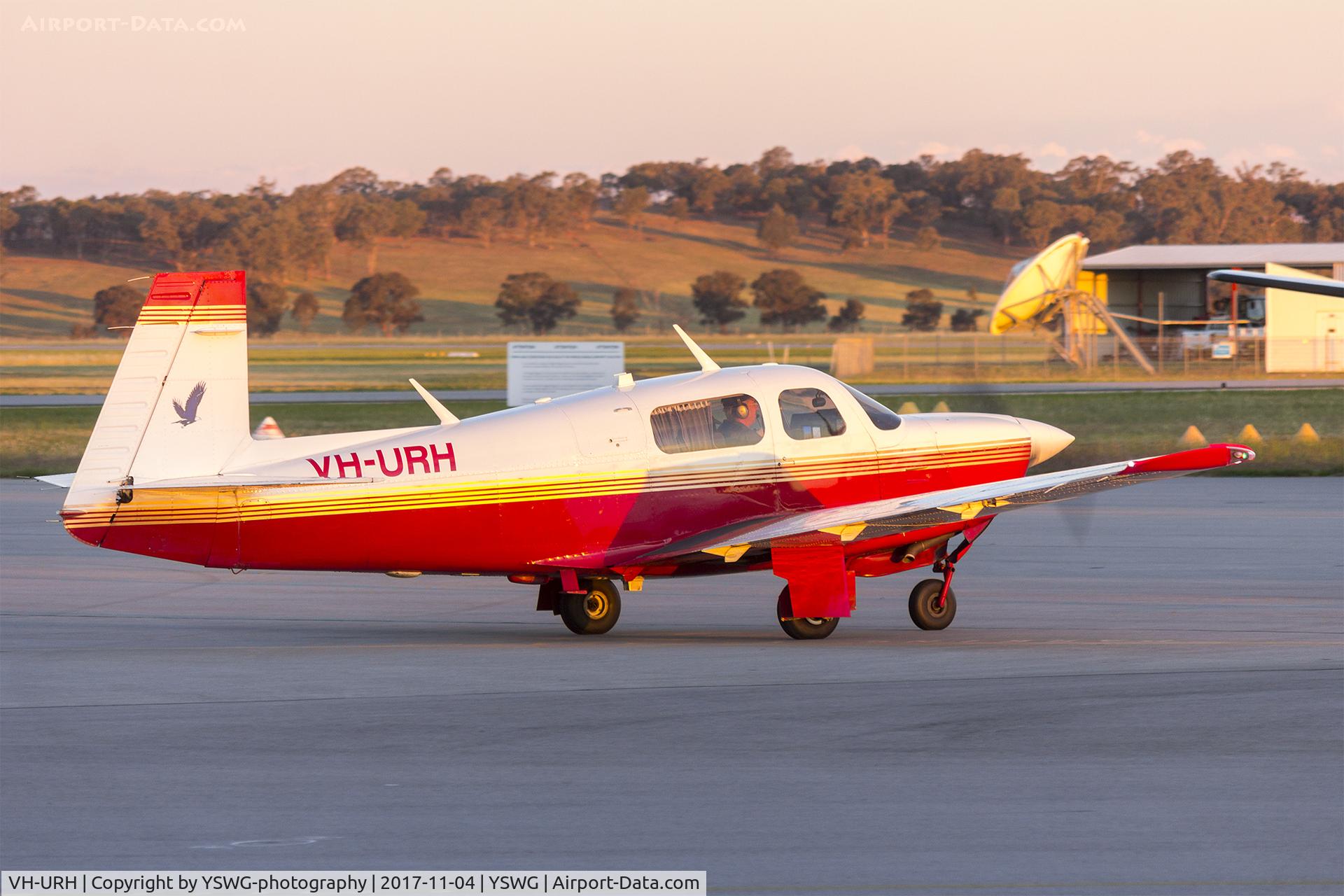 VH-URH, Mooney M20J 201 C/N 24-3007, Main Gear Pty Ltd (VH-URH) Mooney M20J taxiing at Wagga Wagga Airport.