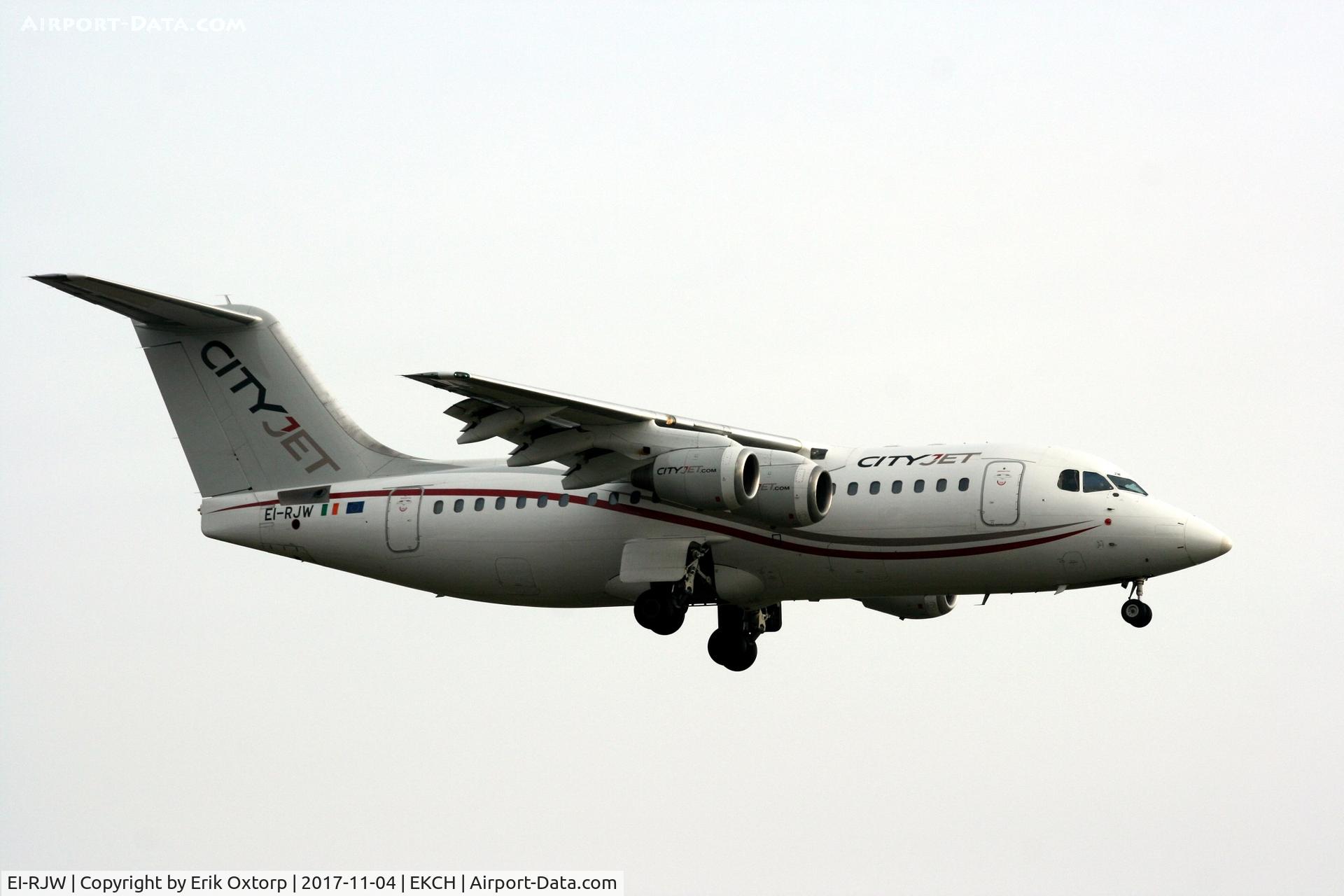 EI-RJW, 2000 British Aerospace Avro 146-RJ85A C/N E2371, EI-RJW landing rw 22L