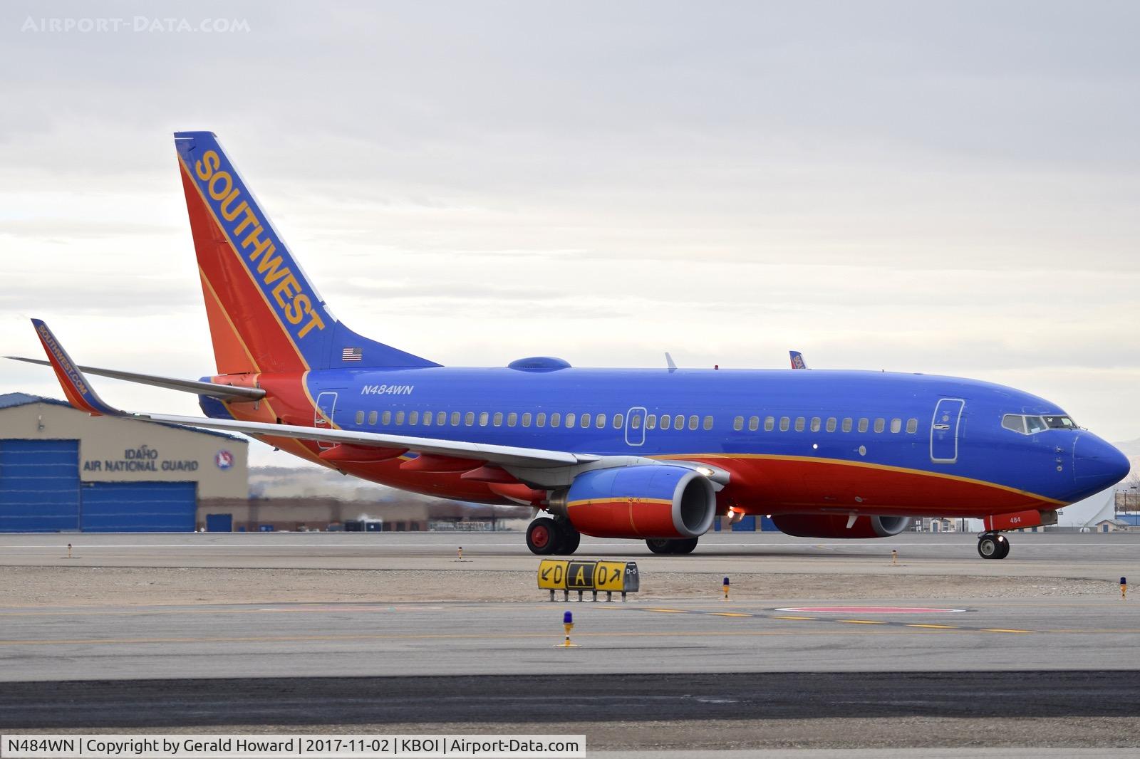 N484WN, 2004 Boeing 737-7H4 C/N 33841, Taxiing on Delta to the Gate.