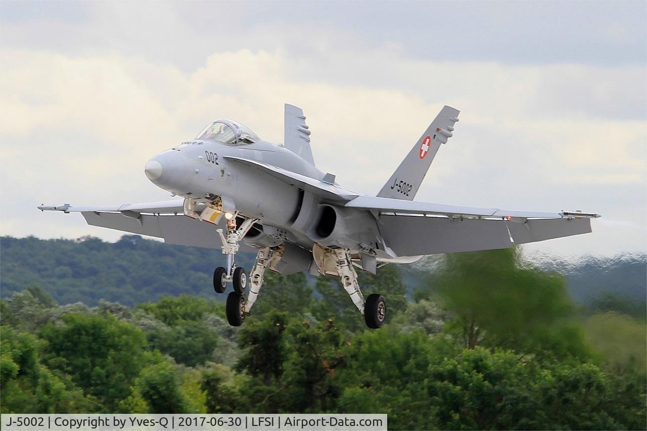 J-5002, McDonnell Douglas F/A-18C Hornet C/N 1315/SFC002, Swiss Air Force McDonnell Douglas FA-18C Hornet, On final rwy 29, St Dizier-Robinson Air Base 113 (LFSI) Open day 2017