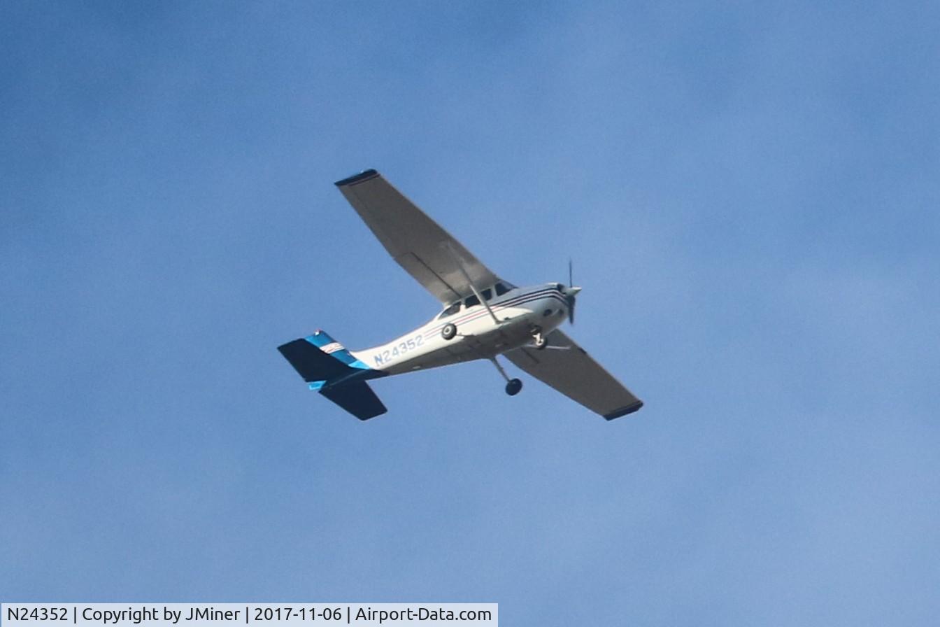 N24352, 2000 Cessna 172R C/N 17280835, Flying over Sleepy Hollow, IL.