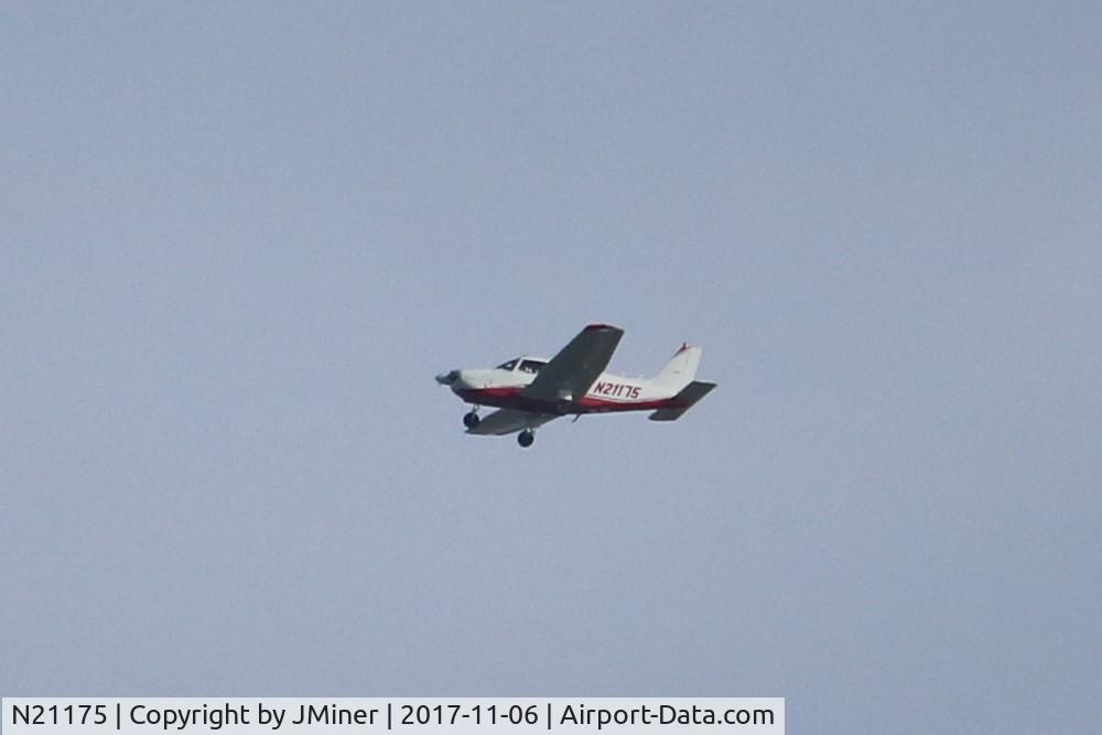 N21175, 1978 Piper PA-28-181 C/N 28-7990037, Flying over Sleepy Hollow, IL.