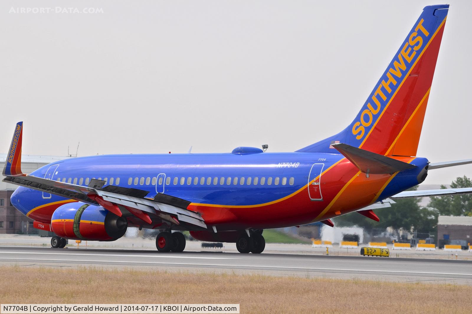 N7704B, 2004 Boeing 737-7BD C/N 33918, Landing roll out on RWY 10R.