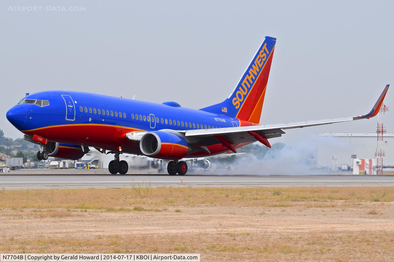 N7704B, 2004 Boeing 737-7BD C/N 33918, Landing RWY 10R.