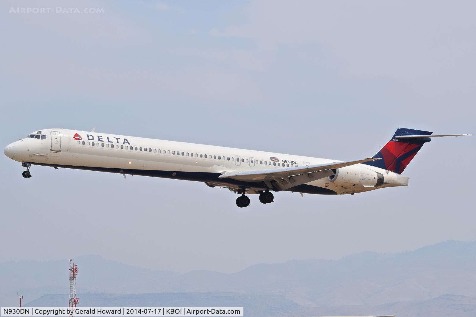 N930DN, 1996 McDonnell Douglas MD-90-30 C/N 53458, On final for RWY 28L.