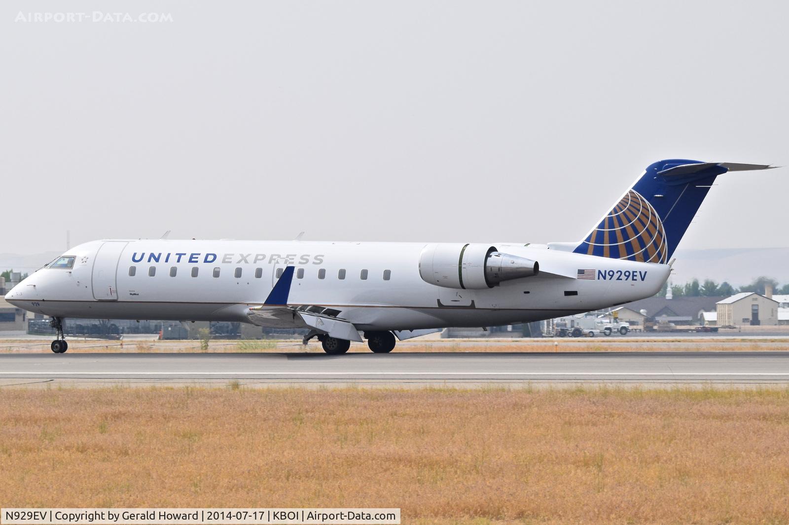 N929EV, 2004 Bombardier CRJ-200ER (CL-600-2B19) C/N 8007, Landing roll out on RWY 10R.