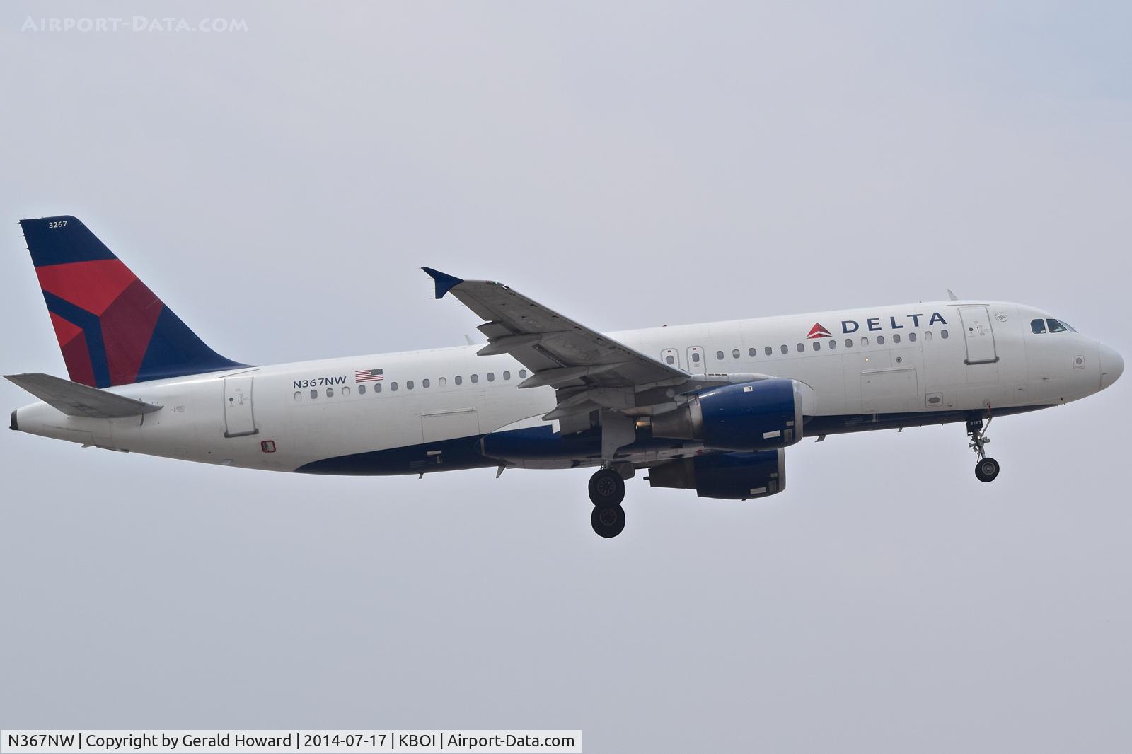 N367NW, 1999 Airbus A320-212 C/N 0988, Departing RWY 28L.