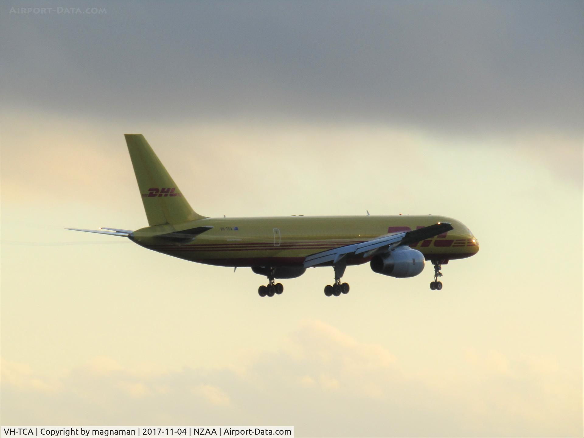 VH-TCA, 1992 Boeing 757-236/PCF C/N 25620, about to land