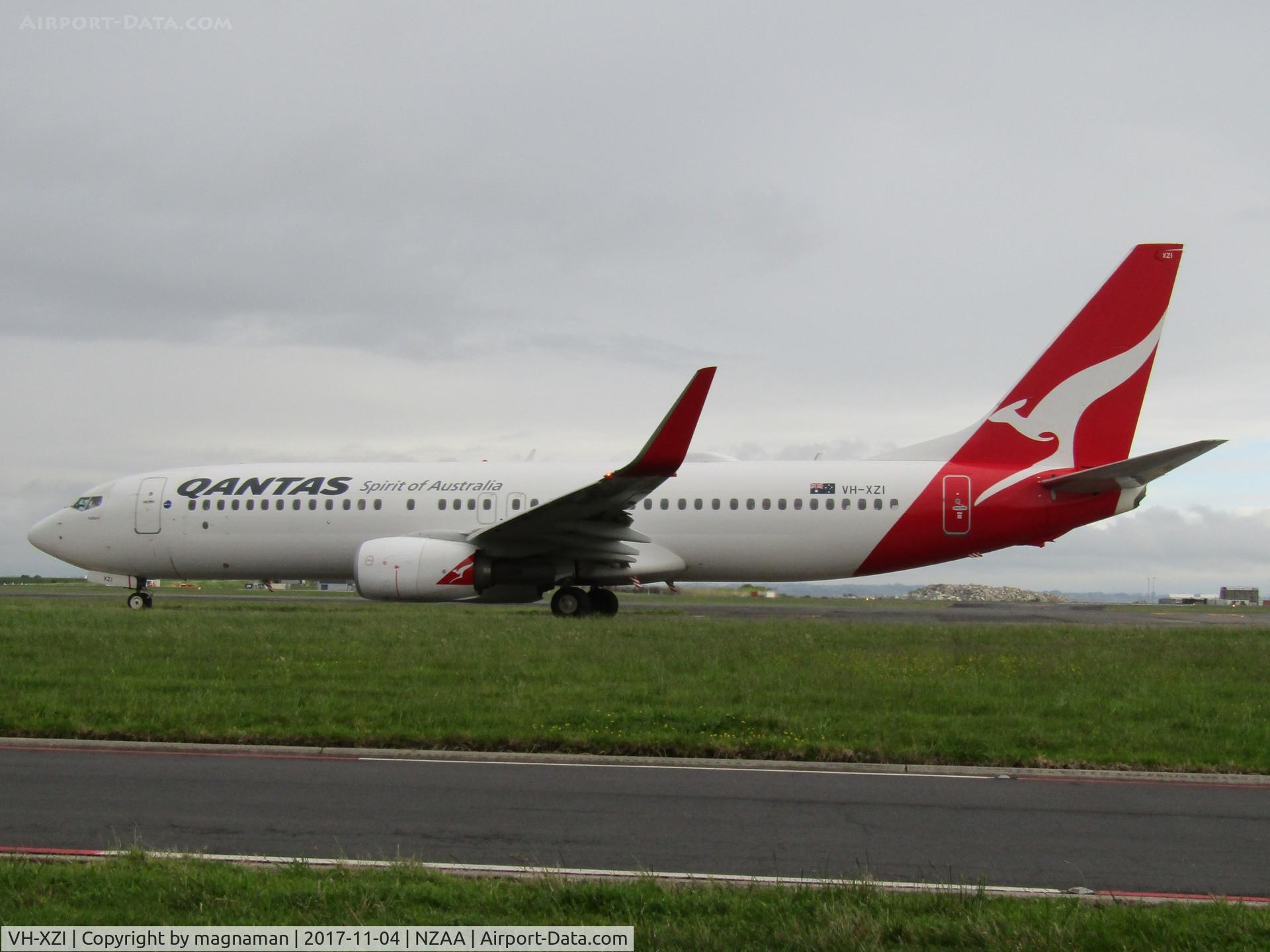 VH-XZI, 2013 Boeing 737-838 C/N 39364, about to leave