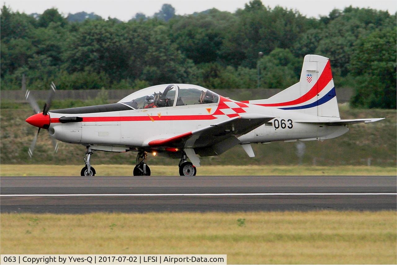 063, Pilatus PC-9M C/N 626, Pilatus PC-9M, Croatian Air Force aerobatic team, Landing rwy 29, St Dizier-Robinson Air Base 113 (LFSI) Open day 2017