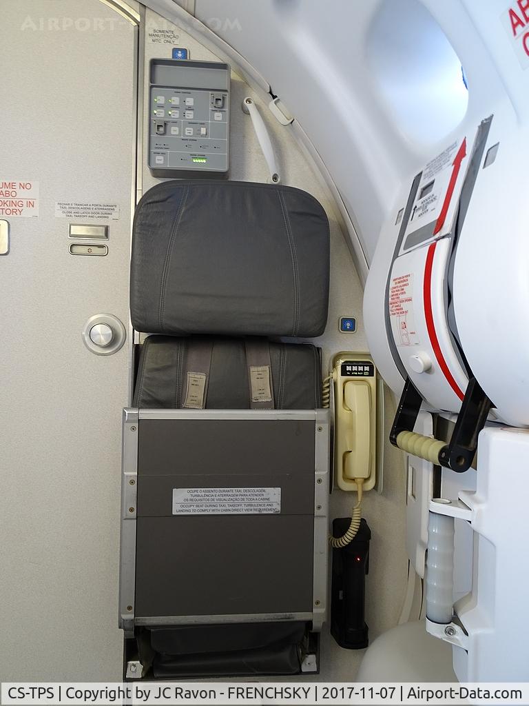 CS-TPS, 2011 Embraer 190LR (ERJ-190-100LR) C/N 19000493, TAP 462 LIS/BOD, back office.