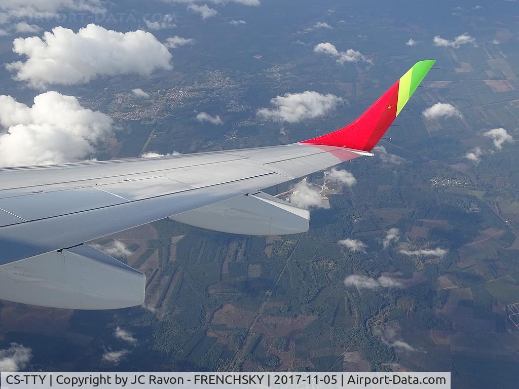 CS-TTY, 2013 Embraer 195AR (ERJ-190-200IGW) C/N 19000609, after take off runway 23, TP463 to Lisbonne