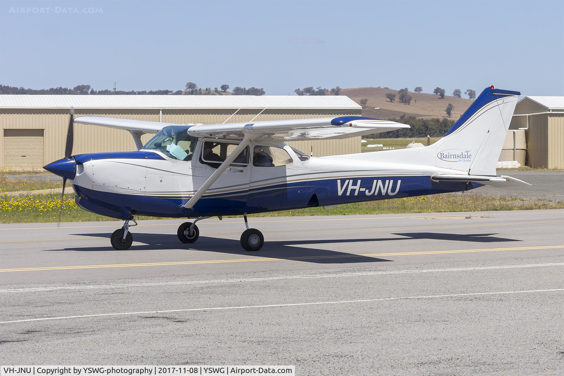 VH-JNU, Cessna 172RG Cutlass RG C/N 172RG0956, Bairnsdale Air Charter (VH-JNU) Cessna 172RG Cutlass taxiing at Wagga Wagga Airport