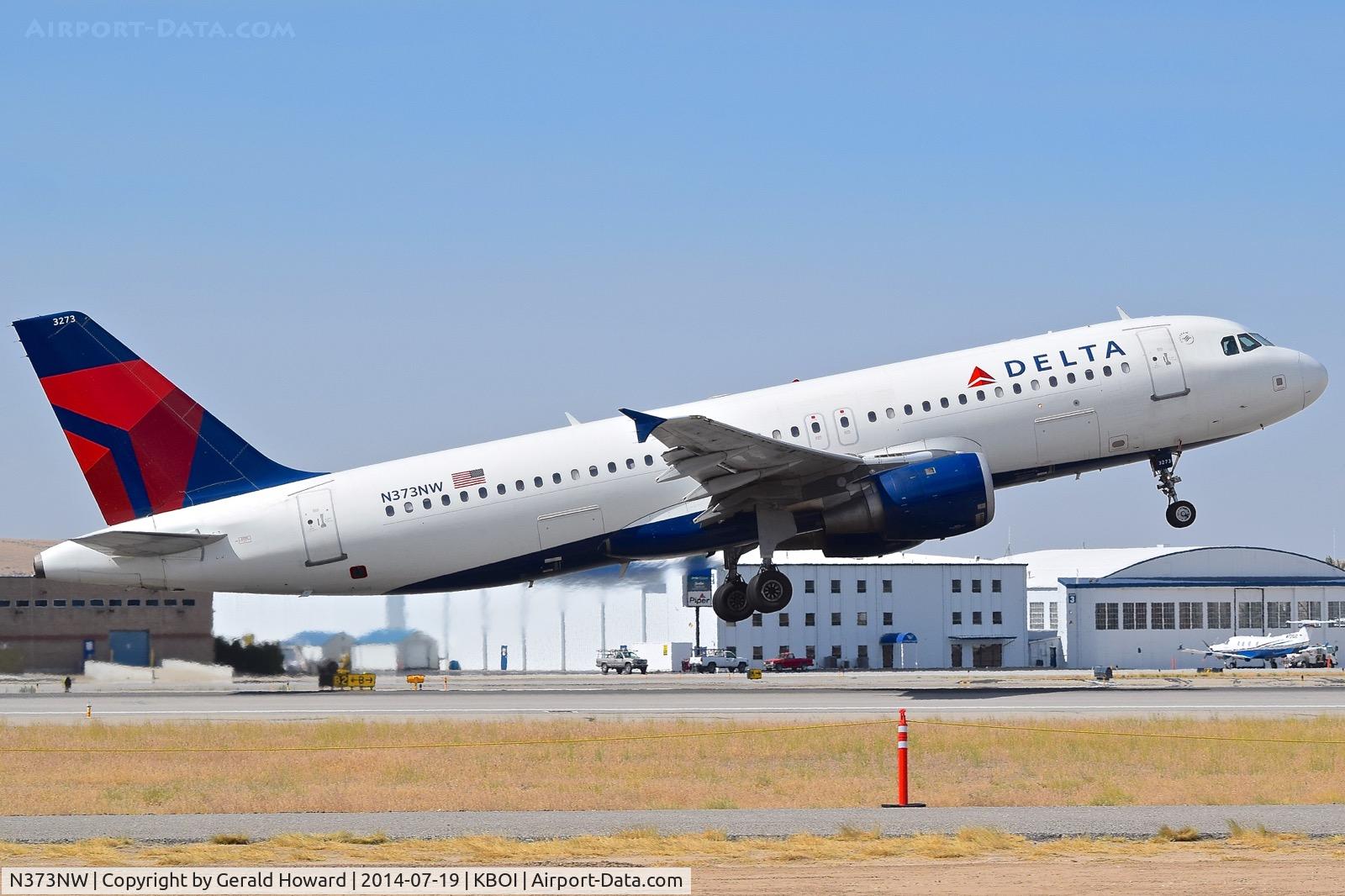 N373NW, 2001 Airbus A320-212 C/N 1641, Take off from RWY 28L.