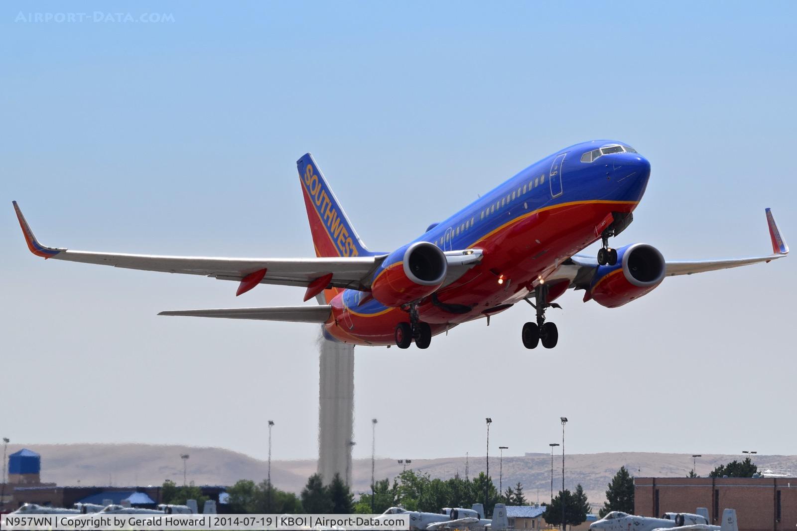 N957WN, 2011 Boeing 737-7H4 C/N 41528, Lift of from RWY 28L.