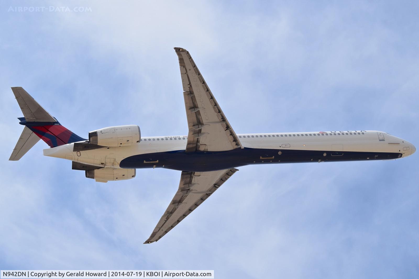 N942DN, 1997 McDonnell Douglas MD-90-30 C/N 53556, Departing BOI.