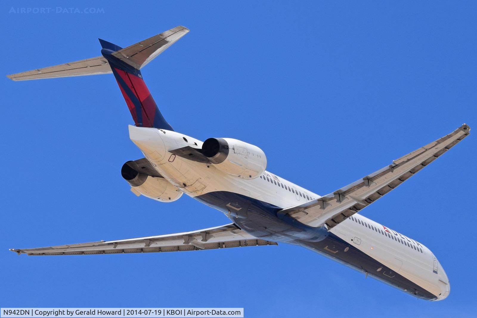 N942DN, 1997 McDonnell Douglas MD-90-30 C/N 53556, Departing BOI.